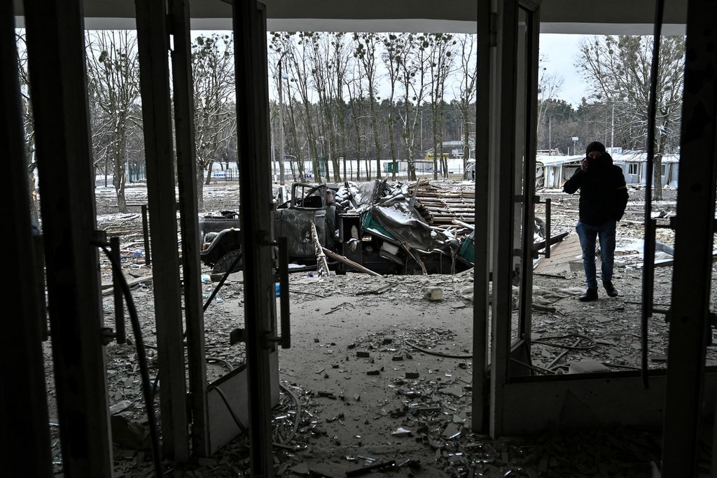 Fasilitas militer hancur di Brovary, Ukraina, Selasa (1/3/2022). Rusia menyerang infrastruktur militer di Kyiv dan meminta warga setempat untuk mengungsi. 