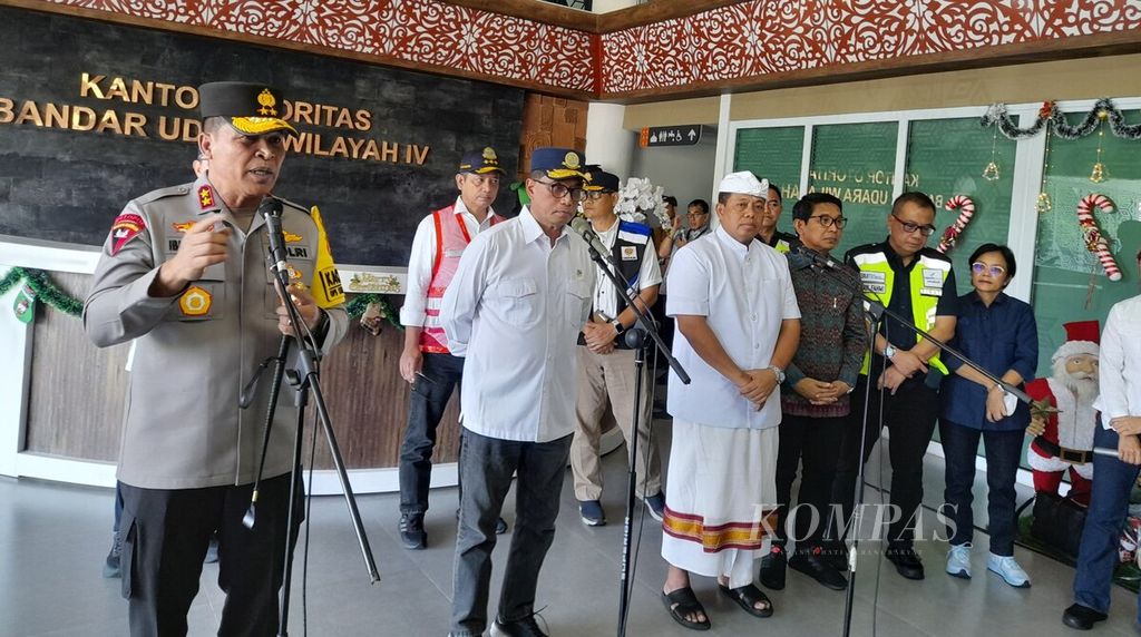Kepala Polda Bali Inspektur Jenderal Ida Bagus Kade Putra Narendra memberikan keterangan dalam konferensi pers di kantor Otoritas Bandar Udara Wilayah IV Bali dan Nusra di Badung, Bali. Minggu (31/12/2023).