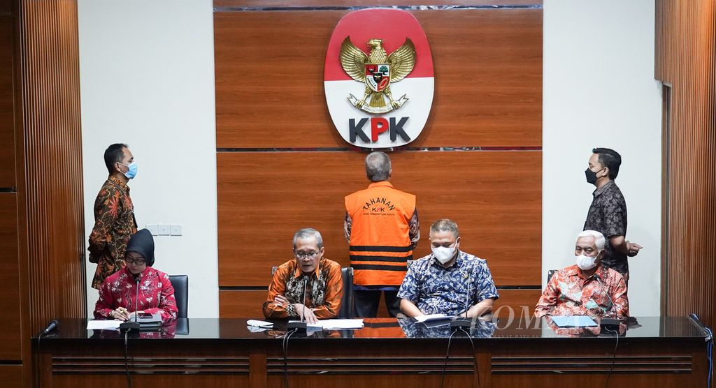 Wakil Ketua KPK Alexander Marwata (kedua dari kiri) saat memberi keterangan tentang penahanan Hakim Agung Sudrajad Dimyati (rompi tahanan) di Komisi Pemberantasan Korupsi (KPK), Jakarta, Jumat (23/9/2022). 