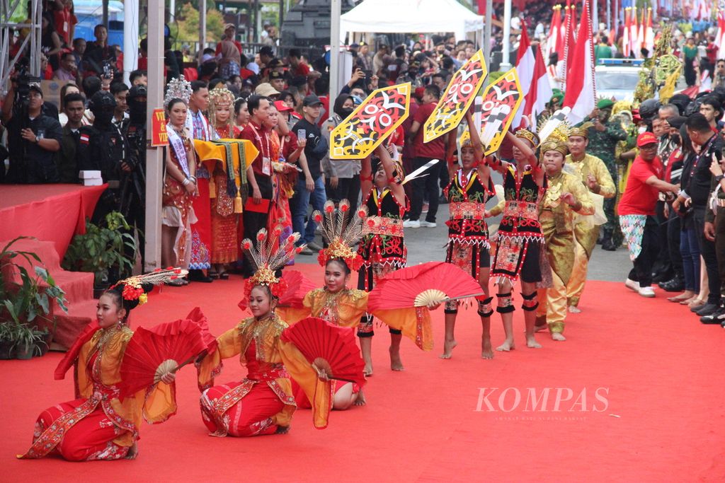 Tarian multietnis di panggung kehormatan saat perayaan Cap Go Meh di  Kota Singkawang, Kalimantan Barat, Minggu (5/2/2023).
