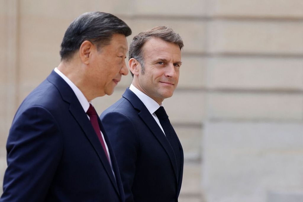 Presiden Perancis Emmanuel Macron (kanan) menyambut Presiden China Xi Jinping dan Ketua Komisi Eropa Ursula von der Leyen di Istana Elysee, Perancis, pada Senin (6/5/2024).