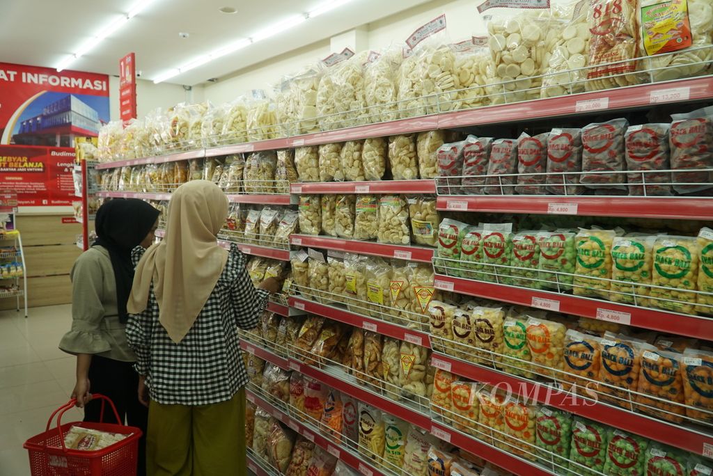 Pembeli memilih-milih produk UMKM yang dijual di Budiman Swalayan cabang Ulak Karang, Kota Padang, Sumatera Barat (Sumbar), Kamis (16/3/2023). Minimarket ataupun toko swalayan menjadi tempat pemasaran produk UMKM lokal di Padang ataupun kabupaten/kota lainnya di Sumbar.