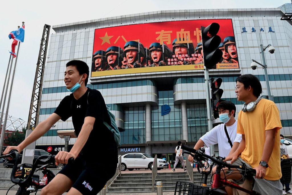Layar besar di sebuah gedung menampilkan dukungan untuk Tentara Pembebasan Rakyat China di Beijing, China, Kamis (4/8/2022). 