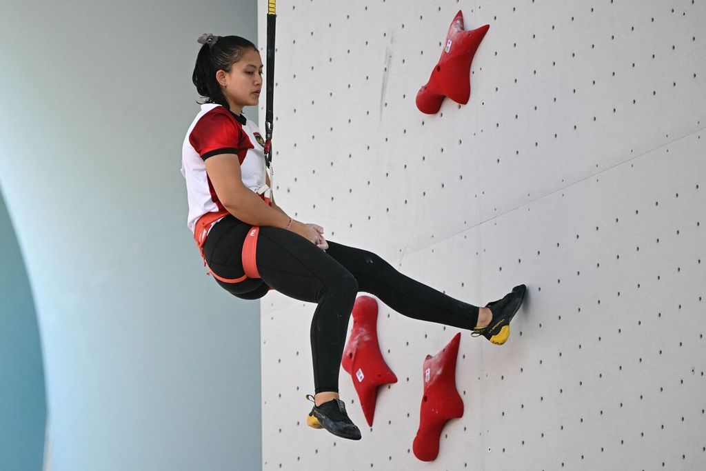 Ekspresi atlet Indonesia, Desak Made Made Rita Kusuma Dewi, seusai berlomba pada panjat tebing nomor <i>speed</i> putri Olimpiade Paris 2024 i Le Bourget Climbing, Saint-Denis, Perancis, Senin (5/8/2024) malam.