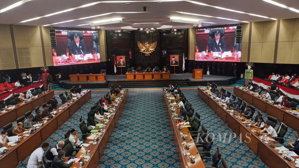 Ketua DPRD DKI Jakarta yang juga Ketua Badan Anggaran DPRD DKI Jakarta Prasetio Edi Marsudi memimpin rapat Badan Anggaran DPRD DKI Jakarta, Kamis (24/11/2022).