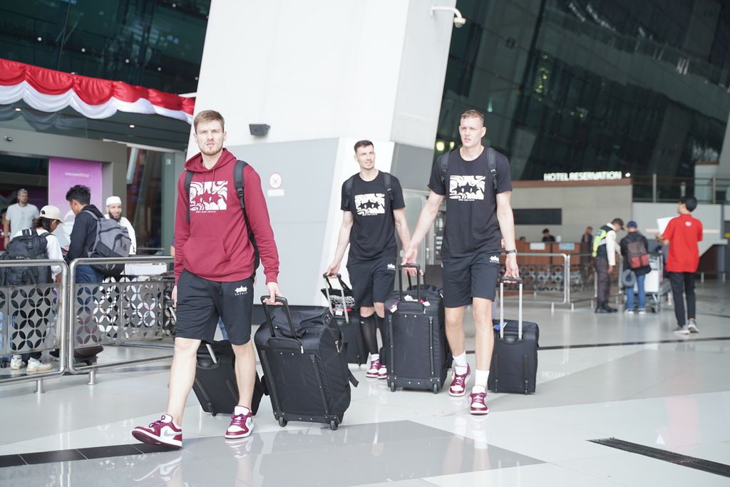 Para pemain Latvia tiba di Indonesia melalui Bandara Soekarno-Hatta, Tangerang, pada Rabu (23/8/2023).
