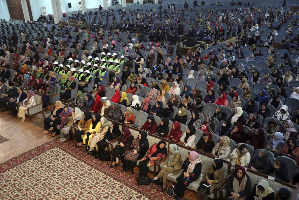 Perempuan Afghanistan menghadiri acara Hari Perempuan Internasional di Kabul, 7 Maret 2021. Tiga bulan kemudian, Taliban mengudeta dan merebut pemerintahan negara tersebut. Perempuan dilarang bekerja maupun menempuh pendidikan tinggi.