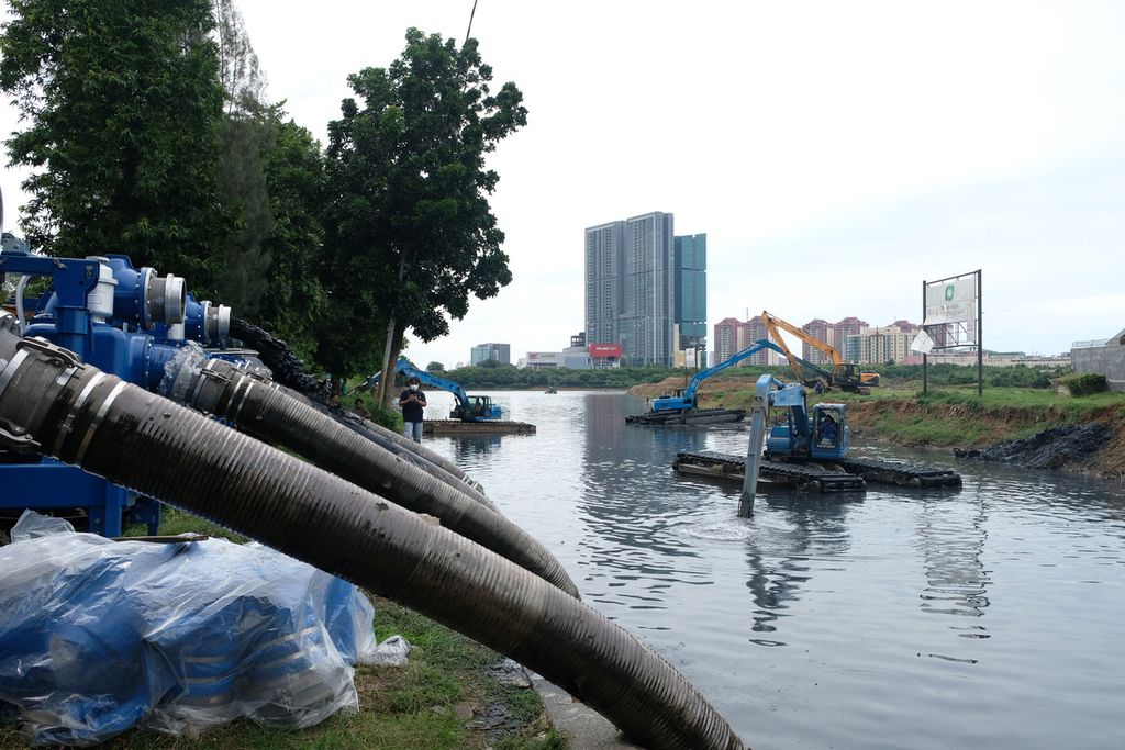 Sejumlah pompa <i>mobile</i> terpasang untuk diuji coba di Waduk Ria Rio, Pulogadung, Jakarta Timur, Rabu (23/11/2022). 