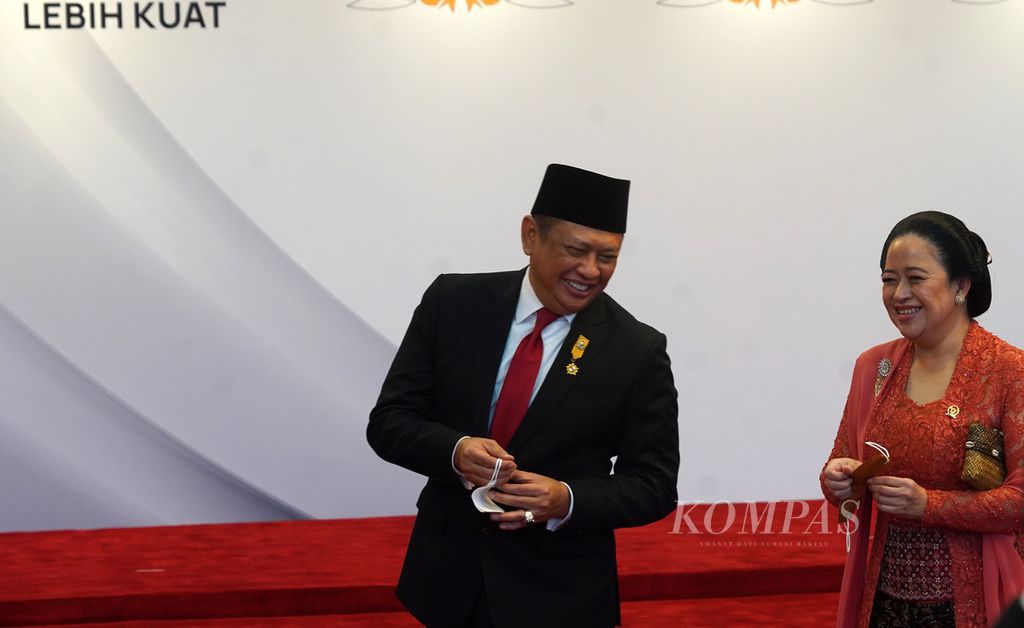 Ketua MPR Bambang Soesatyo dan Ketua DPR Puan Maharani (kanan) berjalan bersama seusai Sidang Tahunan MPR/Sidang Bersama DPR  dan DPD di Gedung Nusantara, Senayan, Jakarta, Selasa (16/8/2022). 