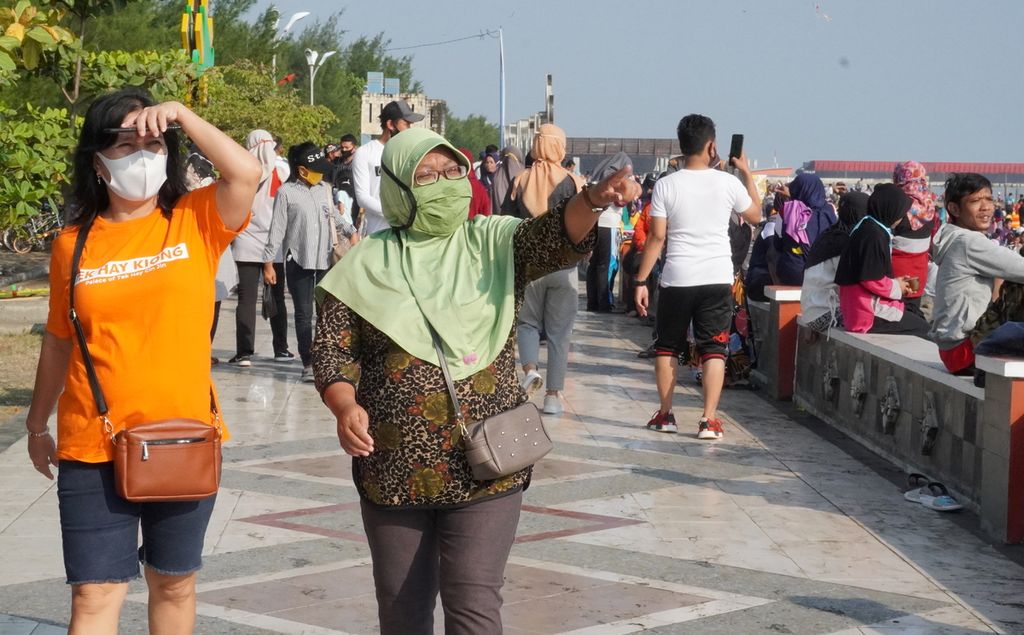 Masyarakat sedang berwisata di Pantai Alam Indah, Kota Tegal, Jawa Tengah, Minggu (28/6/2020). Untuk bisa berwisata di Pantai Alam Indah, pengunjung diwajibkan memakai masker dan menjaga jarak fisik.