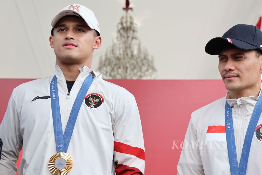 Atlet angkat besi, Rizki Juniansyah (kiri) dan atlet panjat tebing, Veddriq Leonardo, usai bertemu Presiden Joko Widodo di Istana Negara, Jakarta, Kamis (15/8/2024). Keduanya meraih emas Olimpiade Paris 2024.