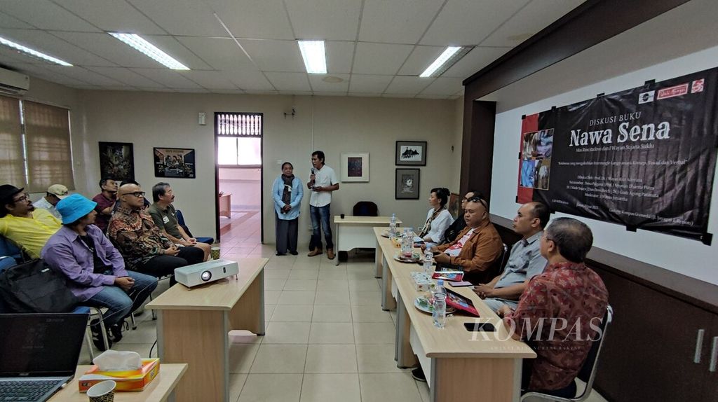 Bali Mangsi Foundation mengadakan diskusi membedah buku <i>Nawa Sena</i> di Kantor Perwakilan <i>Kompas </i>Bali di Denpasar, Jumat (23/6/2023). Buku <i>Nawa Sena </i>adalah karya kolaborasi perupa I Wayan Sujana Suklu dan sastrawan Anak Agung Sagung Mas Ruscitadewi, yang diterbitkan Bali Mangsi Foundation. Sujana Suklu bersama Mas Ruscitadewi (berdiri, tengah) menyampaikan pengantar mengawali diskusi.