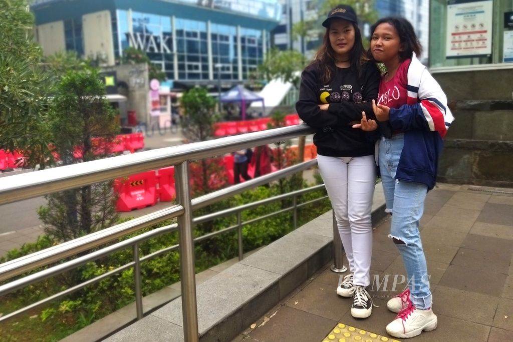 Elsa (15) dan Mega (13), asal Kota Bekasi, saat mengunjungi kawasan Sudirman, Dukuh Atas, Jakarta Pusat, Senin (21/8/2022).
