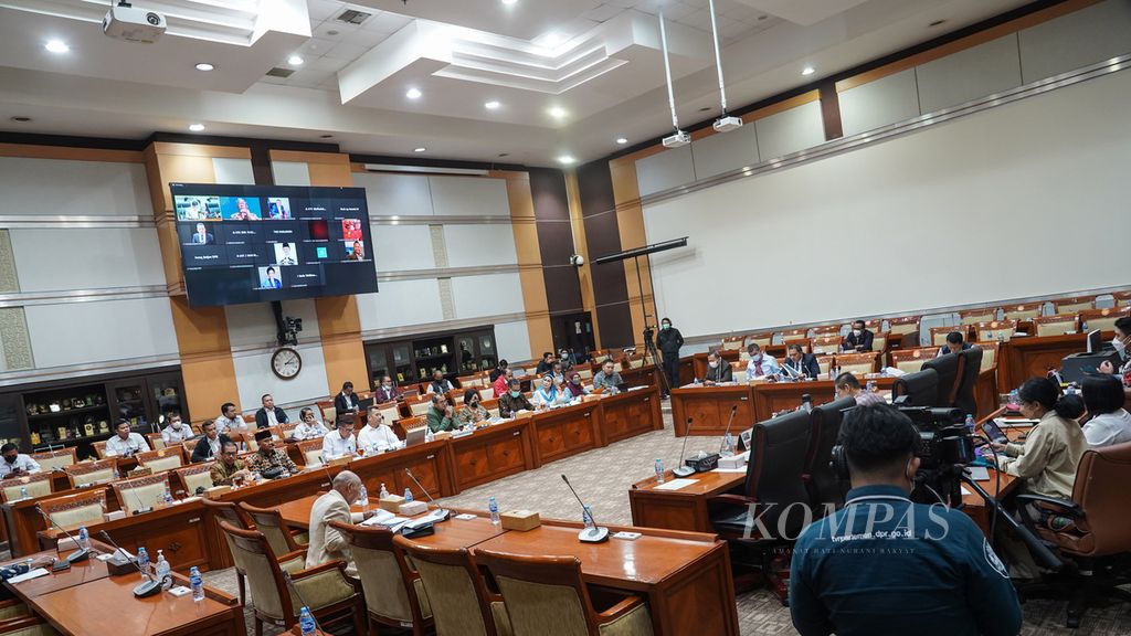 Suasana ketika rapat kerja antara Komisi III DPR dan Wakil Menteri Hukum dan HAM di Ruang Rapat Komisi III DPR, Jakarta, Rabu (9/11/2022). Rapat kerja ini membahas penyampaian penyempurnaan Rancangan Kitab Undang-undang Hukum Pidana (RKUHP) hasil sosialisasi pemerintah.