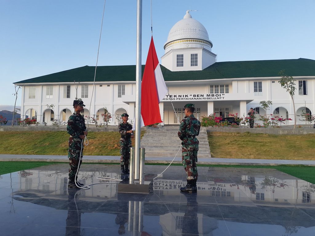 Kadet mengibarkan bendera di Politeknik Ben Mboi, Universitas Pertahanan RI, di Kabupaten Belu, Nusa Tenggara Timur, Selasa (2/8/2022). Kampus yang diresmikan Presiden Joko Widodo itu kini memasuki angkatan kedua.