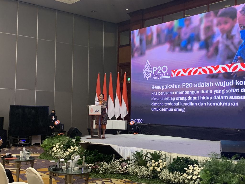 Ketua DPR Puan Maharani memberikan sambutan dalam “Kickoff Meeting P20” di Surabaya, Jawa Timur, Rabu (15/6/2022). 
