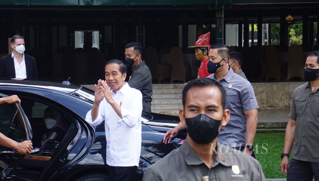 Presiden Joko Widodo bersama sejumlah menteri berkunjung ke Hotel Royal Ambarrukmo Yogyakarta di Kabupaten Sleman, Daerah Istimewa Yogyakarta, Minggu (16/10/2022). 