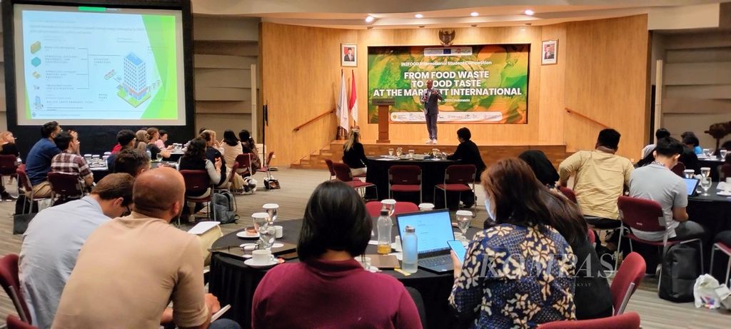 Students from various universities inside and outside the country participated in an international competition to tackle food waste, which was held at Prasetiya Mulya University in South Tangerang on Monday (8/7/2023).