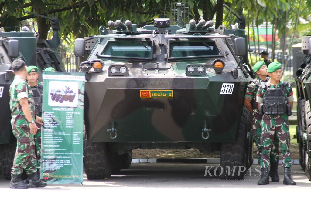 Panser Anoa milik Kodam I Bukit Barisan disiagakan untuk pengamanan Pemilihan Umum 2024 di Medan, Sumatera Utara, Selasa (13/2/2024). 