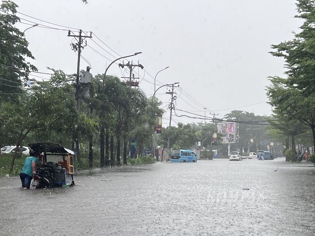 Kawasan ikonik Kota Makassar, Sulsel, yakni Pantai Losari, terendam sepanjang Senin (13/2/2023).