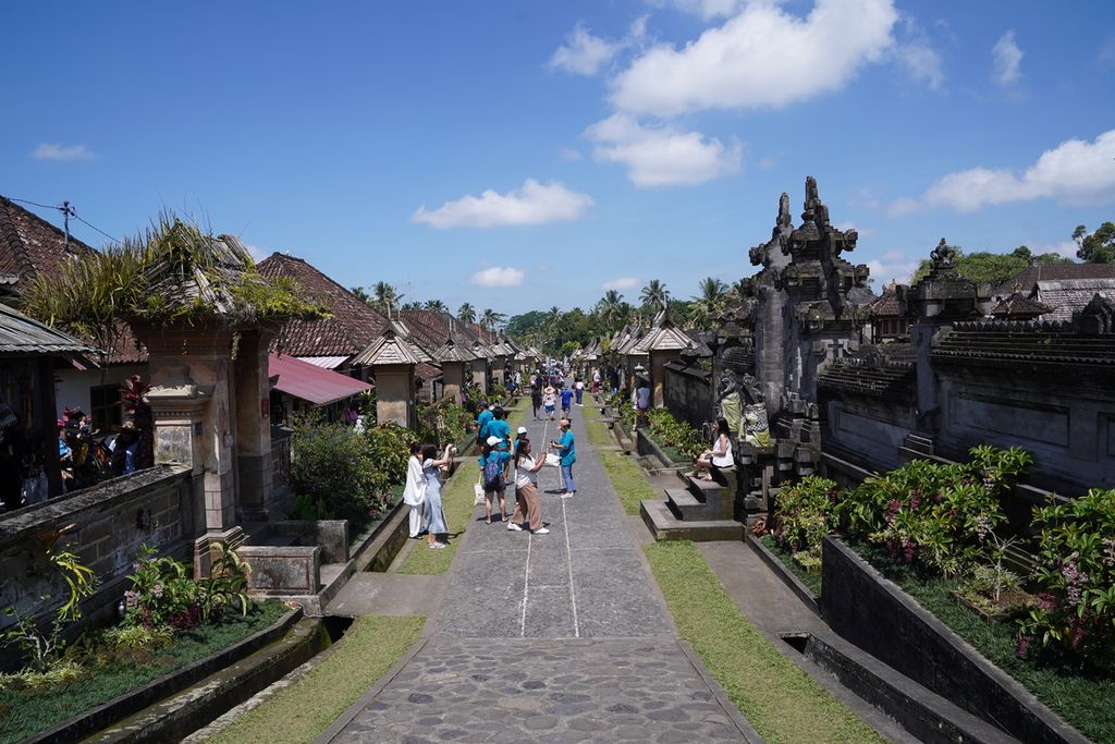 Wisatawan di Desa Panglipuran, Bangli, Bali (23/4/2023).