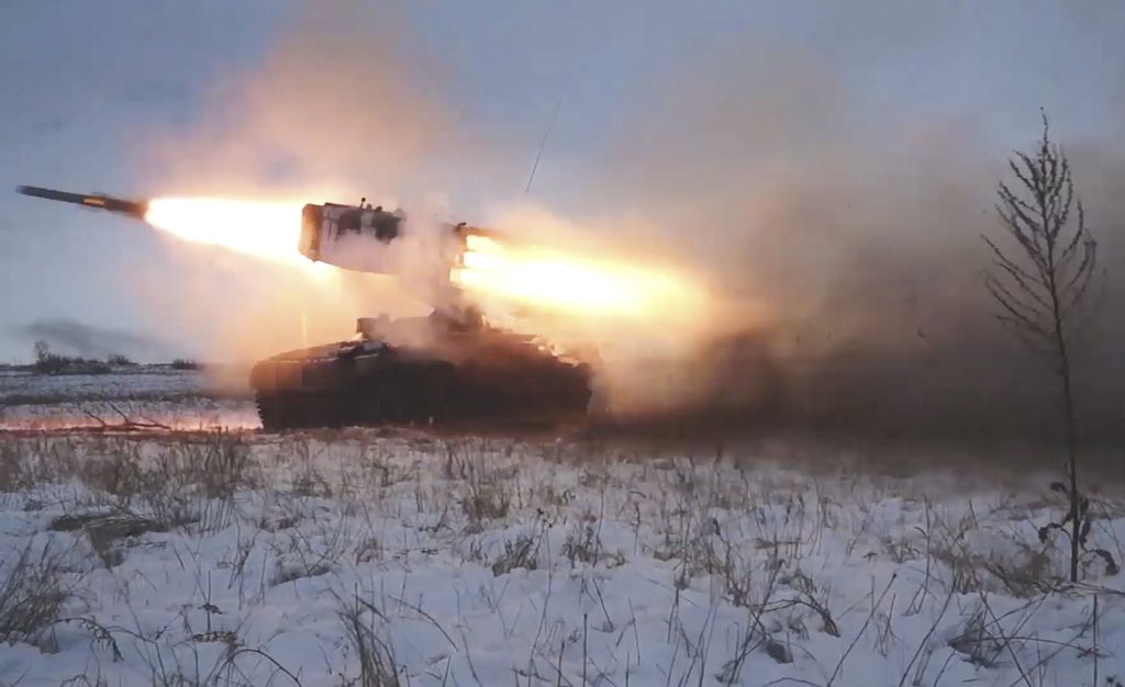Roket ditembakkan dari peluncurnya dalam latihan militer Rusia di dekat Orenburg, Ural, Rusia, 16 Desember 2021. 