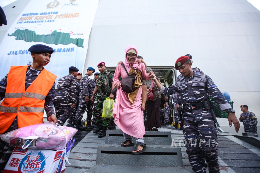 Personel TNI membantu pemudik keluar dari KRI Banda Aceh 593 di dermaga Mako Kolinlamil, Tanjung Priok, Jakarta Utara, Senin (15/4/2024). 