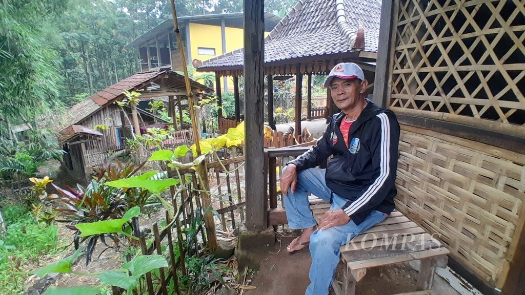 Sulastiman (62) berada di Rumah Plozok, di mana terdapat GOR latihan gulat yang dia dirikan di Desa Tulusbesar, Kecamatan Tumpang, Kabupaten Malang, Jawa Timur, Rabu (17/1/2024).