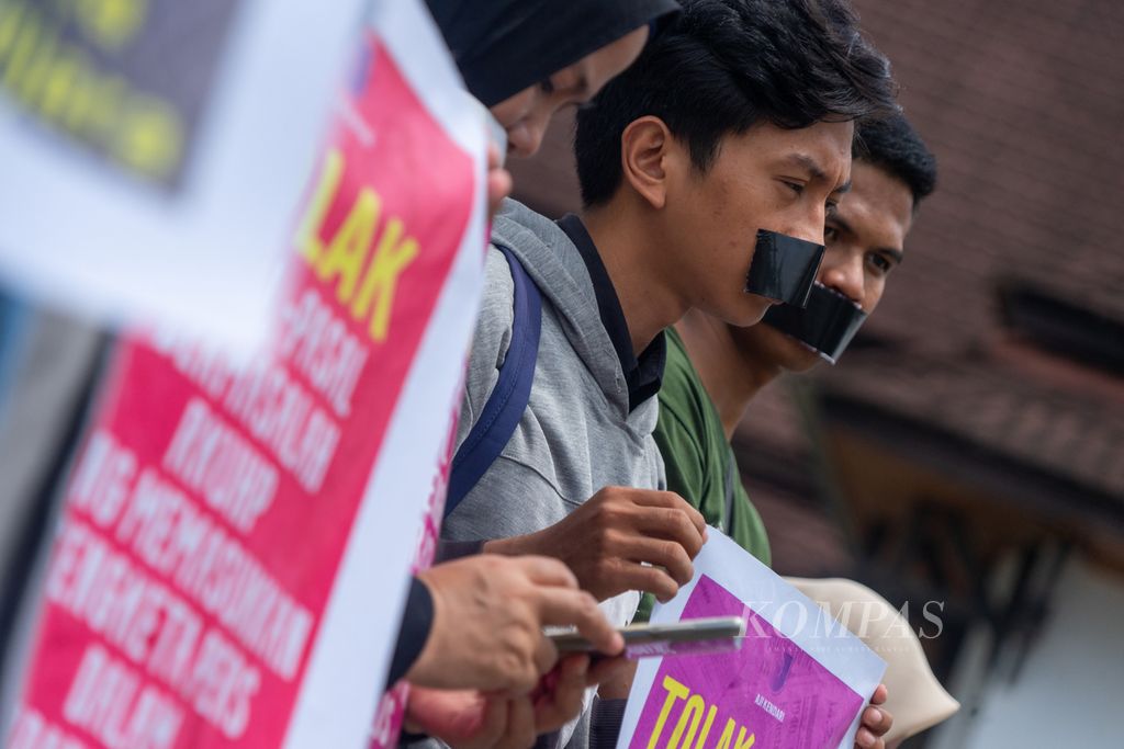 Sejumlah jurnalis dari Aliansi Jurnalis Independen (AJI) Kendari dan Ikatan Jurnalis Televisi Indonesia (IJTI) Sultra melakukan aksi menolak Rancangan Undang-Undang Kitab Undang-undang Hukum Pidana di kantor DPRD Sultra, Selasa (6/12/2022). 