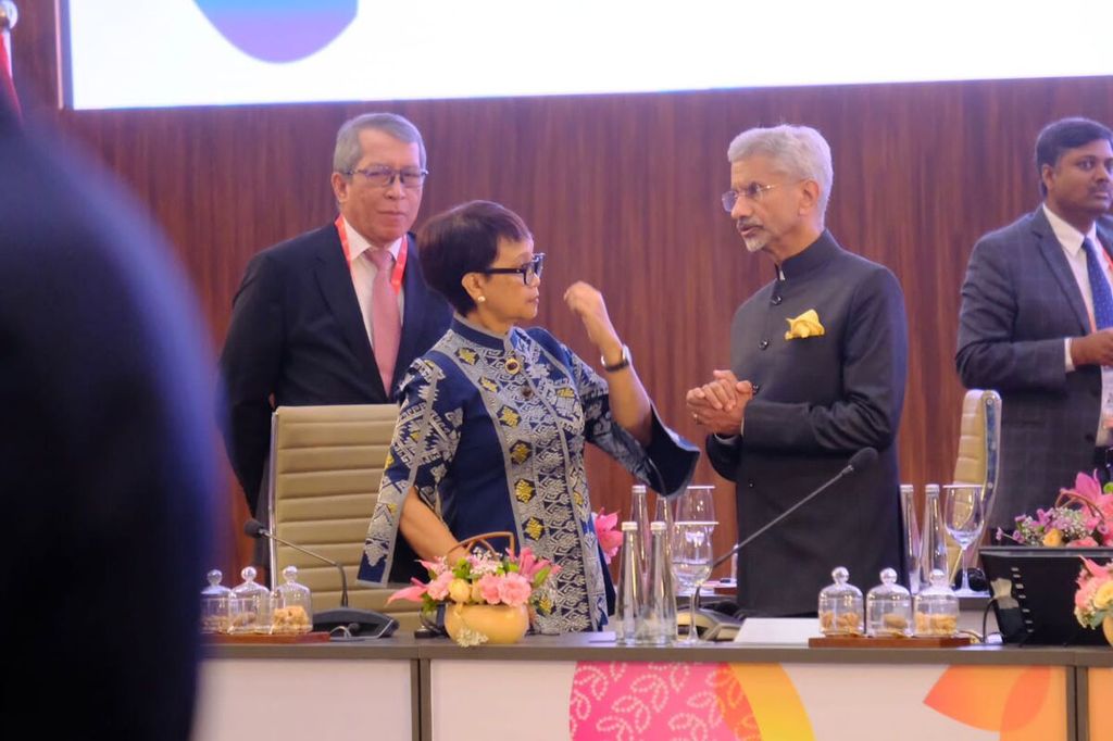 Menteri Luar Negeri Retno LP Marsudi tengah berbincang dengan mitranya, Menlu India Subrahmanyam Jaishankar (kedua dari kanan), menjelang pembukaan pertemuan Menteri Luar Negeri (FMM) G20 di New Delhi, India, Kamis (2/3/2023).