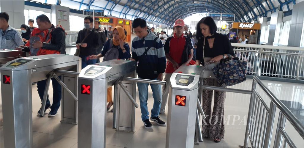 Sejumlah warga pengguna kereta rel listrik melakukan pembayaran di mesin <i>tap</i> KRL di Stasiun Palmerah, Jakarta Barat, Senin (5/8/2019) pagi. 
