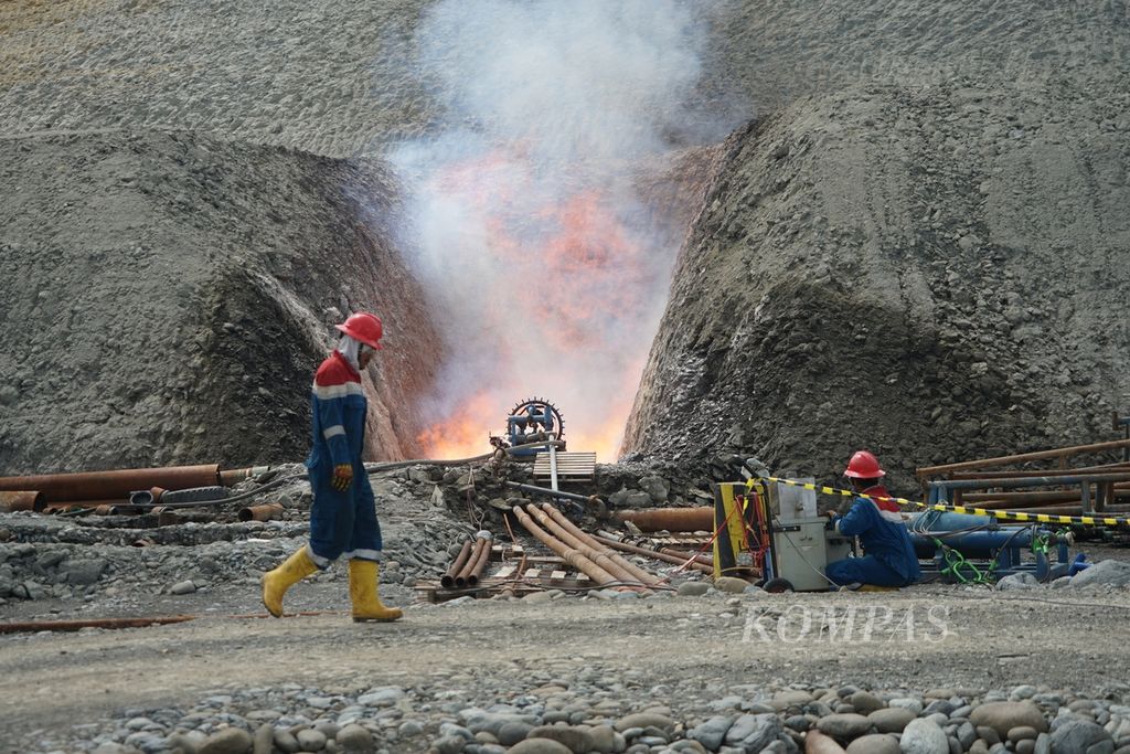 Petugas eksplorasi dari Pertamina EP memantau uji produksi dari temuan sumur gas baru di<i> site</i> Julang Emas (JLE)-001, Desa Benteng, Moilong, Banggai, Sulawesi Tengah, Minggu (31/3/2024). 