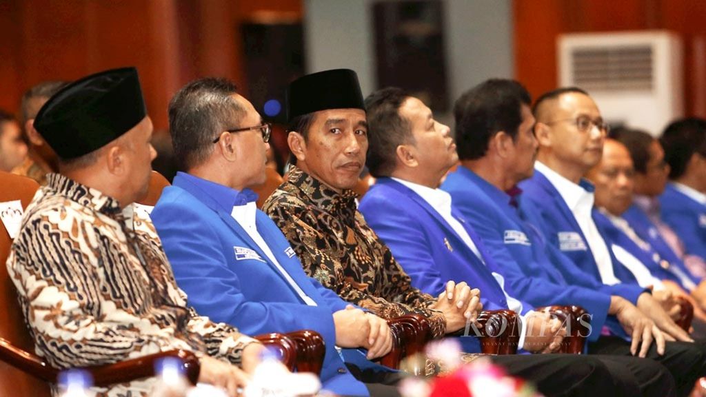 Presiden Joko Widodo (ketiga dari kiri) dan Ketua Umum DPP Partai Amanat Nasional (PAN) Zulkifli Hasan (kedua dari kiri) serta pimpinan partai lainnya dalam acara Rapimnas PAN di Hotel Bidakara, Jakarta, Minggu (13/11/2016). Dalam sambutannya, Presiden Jokowi mengajak parpol untuk menjaga Pancasila dan NKRI. 