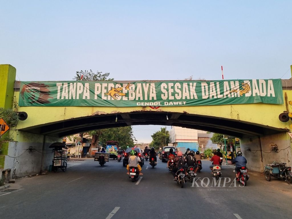 Spanduk dukungan Bonek kepada Persebaya Surabaya yang terpasang di jalan wilayah Tambakrejo, Surabaya, Jawa Timur, Kamis (22/6/2023). Bonek setia berada di belakang Persebaya "asli" ketika dualisme menimpa klub itu pada dekade 2010-an.