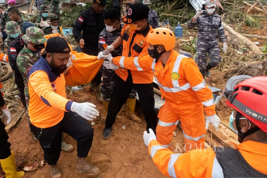 Tim SAR gabungan bahu-membahu mengevakuasi jenazah korban tewas akibat longsor di Kampung Genting, Desa Pangkalan, Kecamatan Serasan, Kabupaten Natuna, Kepulauan Riau, Kamis (9/3/2023). Hingga pukul 13.00, jumlah korban meninggal 28 jiwa dan 26 orang belum ditemukan.