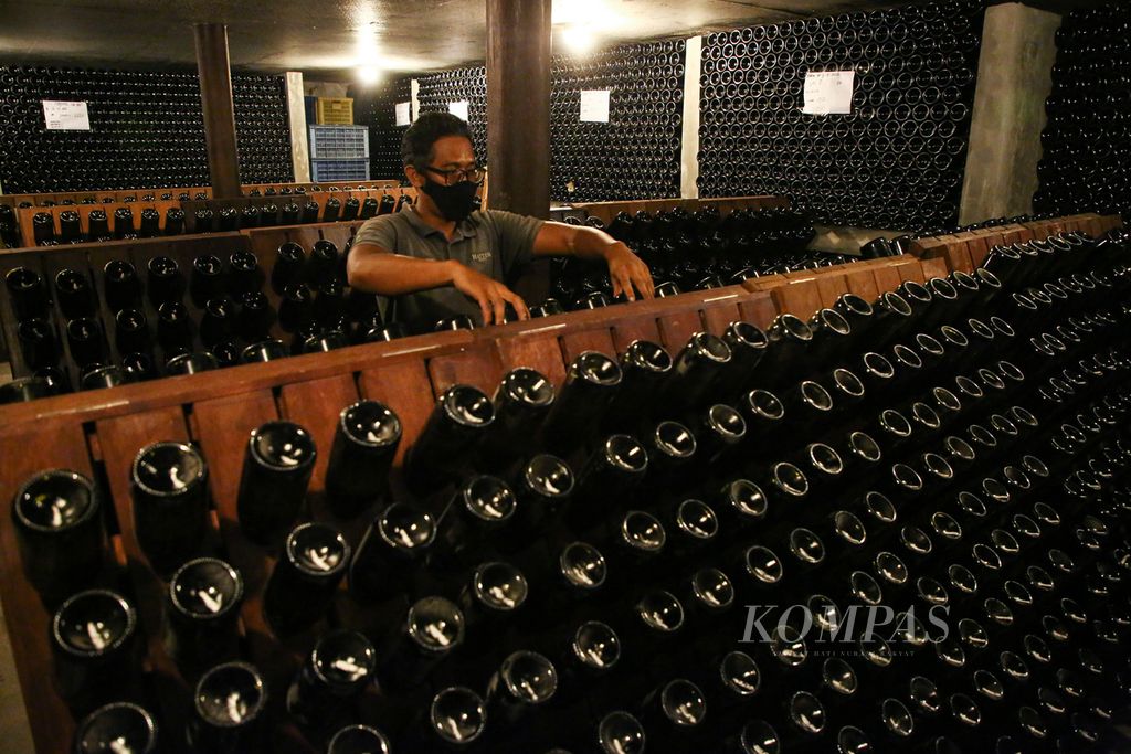 Aktivitas pekerja di Hatten Winery, Sanur, Bali, Selasa (23/11/2021). Pabrik anggur wine Hatten merupakan pabrik anggur terbesar dan pertama di Indonesia yang memproduksi wine dan menggunakan bahan baku anggur yang ditanam di Bali.