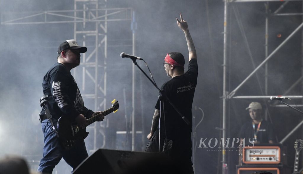 Vokalis Seringai, Arian (kanan), dan gitaris Ricky Siahaan dalam Synchronize Fest 2022 di Gambir Expo, Kemayoran, Jakarta, Jumat (7/10/2022). 