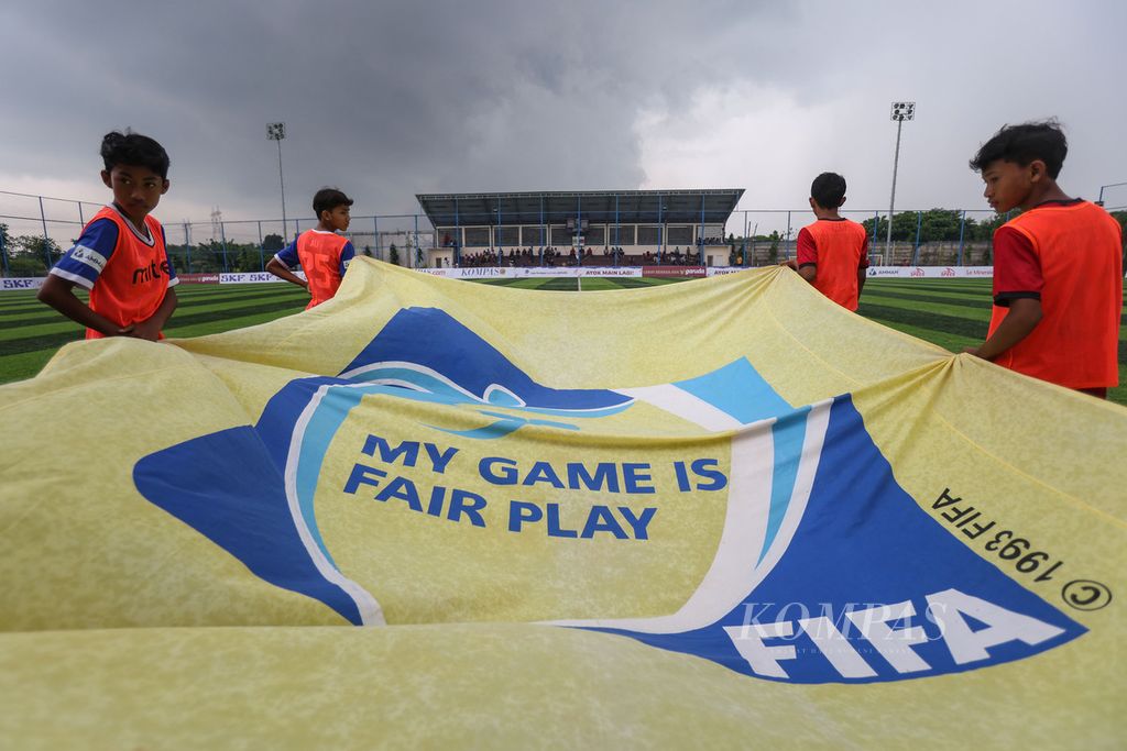 Bendera <i>fair play</i> dikibarkan sebelum pertandingan Akademi Persib Bogor melawan M-Private dalam lanjutan Liga Kompas Kacang Garuda U-14 di Dewantara Sport Center, Tangerang Selatan, Banten, Minggu (28/1/2024). 