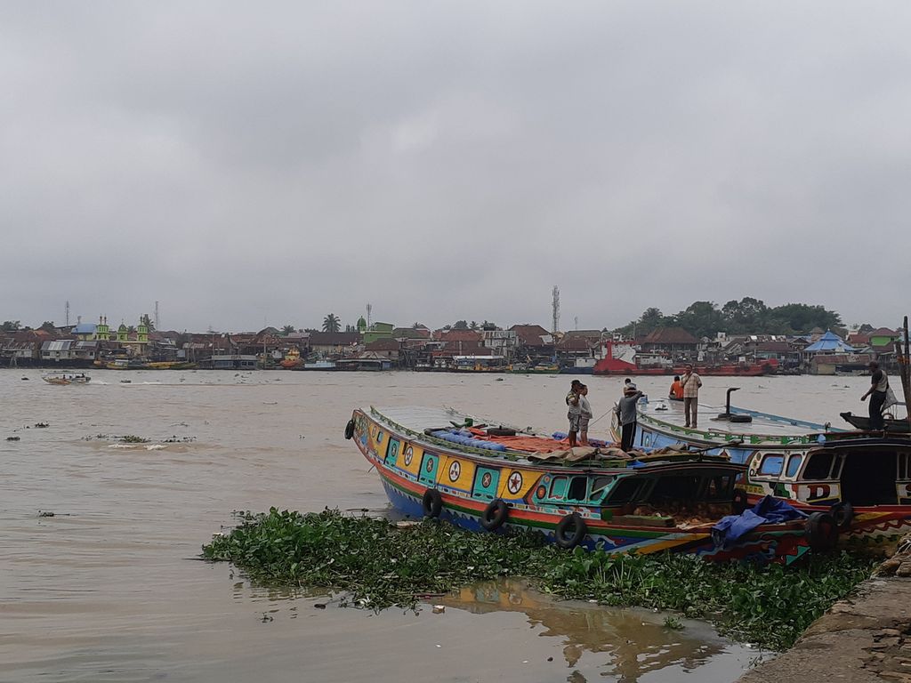 Aktivitas di Sungai Musi Palembang, Sumatera Selatan, Jumat (3/9/2021). Perairan Sungai Musi menjadi tempat hidup ikan belida yang menjadi bahan baku utama sejumlah makanan khas Palembang.