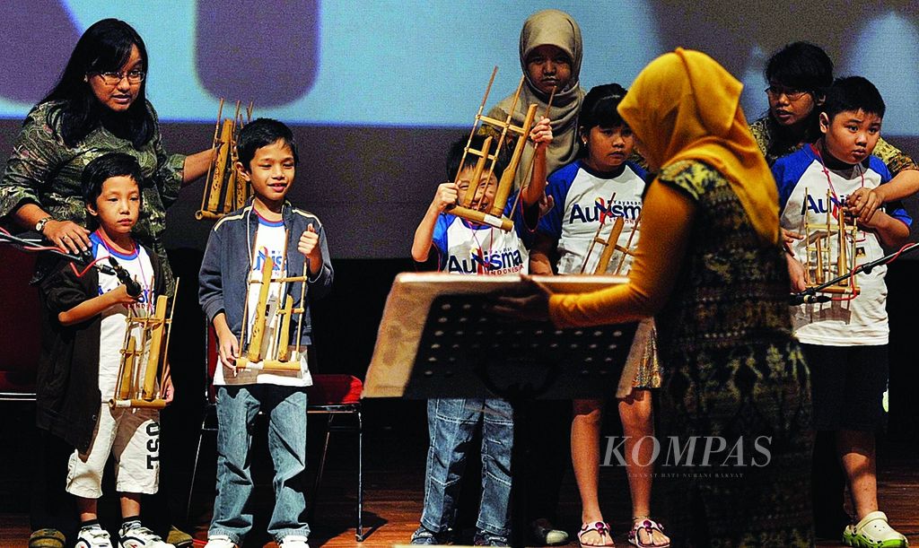 Anak-anak autis tampil memainkan musik angklung pada perayaan Hari Ulang Tahun Ke-15 Yayasan Autisma Indonesia  di Gedung Pusat Perfilman Usmar Ismail, Jakarta, Rabu (14/3/2012). Selain untuk menunjukkan anak autis mampu berkarya, pentas ini juga menyosialisasikan agar masyarakat lebih memahami tentang autisme pada anak.