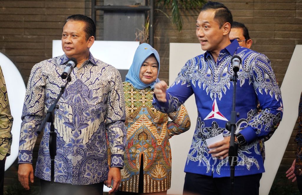 Ketua Umum Partai Demokrat Agus Harimurti Yudhoyono bersama Ketua MPR Bambang Soesatyo saat hendak menggelar konferensi pers setelah pertemuan antara jajaran pimpinan MPR dan pimpinan Partai Demokrat di Kantor DPP Partai Demokrat, Jakarta, Selasa (16/9/2024). 