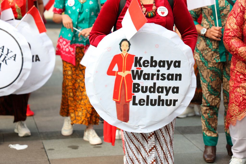 Perempuan dari berbagai komunitas berjalan mengenakan kebaya untuk memeriahkan HUT Ke-77 RI di Lodji Gandrung, Kota Surakarta, Jawa Tengah, Minggu (14/8/2022). Mereka mengenalkan kebaya sebagai bagian dari tren <i>fashion</i> yang berkiblat pada warisan budaya. 