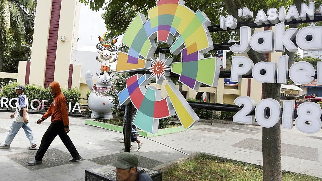 Media sosialisasi  Asian Games 2018 menghiasi kawasan Taman Ismail Marzuki, Jakarta, Selasa (2/1). Pemerintah gencar melakukan promosi Asian Games 2018 yang akan berlangsung di Jakarta dan Palembang pada 18 Agustus 2018 di sejumlah media dan tempat.
