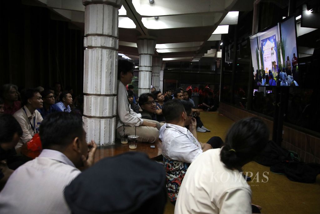 Karyawan Kompas Gramedia menyimak tausiah Ustaz Habib Husein bin Ja'far melalui layar televisi dalam Halalbihalal Idul Fitri 1445 Hijriah Karyawan Kompas Gramedia di Bentara Budaya Jakarta, Rabu (8/5/2025). 