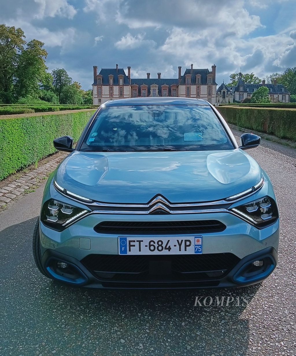 Mobil listrik Citroen e-C4 saat diuji kendara di sekitar Paris, Perancis, pada Rabu (19/7/2023), 
