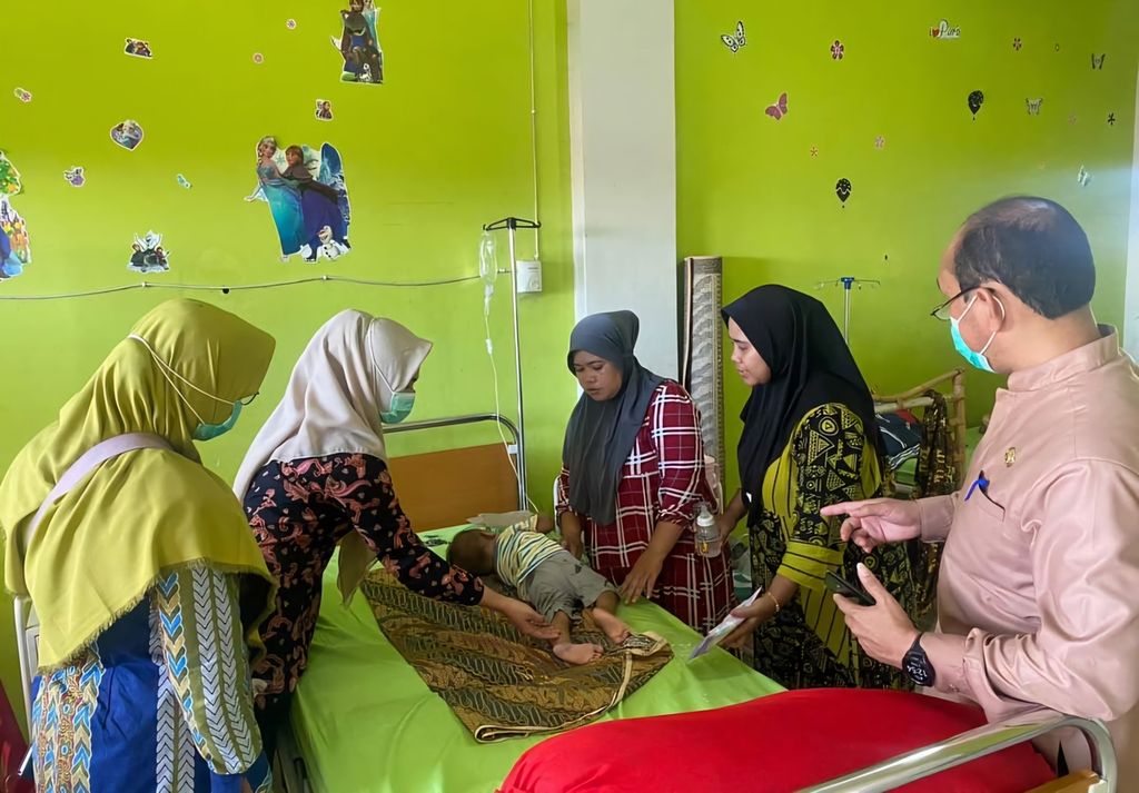 Officers supervise, monitor and evaluate health services for patients affected by the extraordinary incident of diarrhea at the Surantiah Community Health Center, Sutera District, Pesisir Selatan Regency, West Sumatra, Friday (3/5/2024).