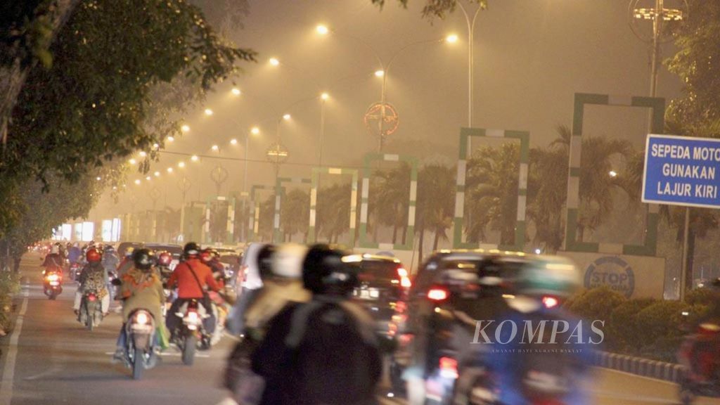 Kabut asap mulai menyelimuti Kota Pontianak, Kalimantan Barat, pada Rabu (26/7) malam akibat kebakaran lahan. Hal itu menyebabkan kualitas udara di kota tersebut tidak sehat. 