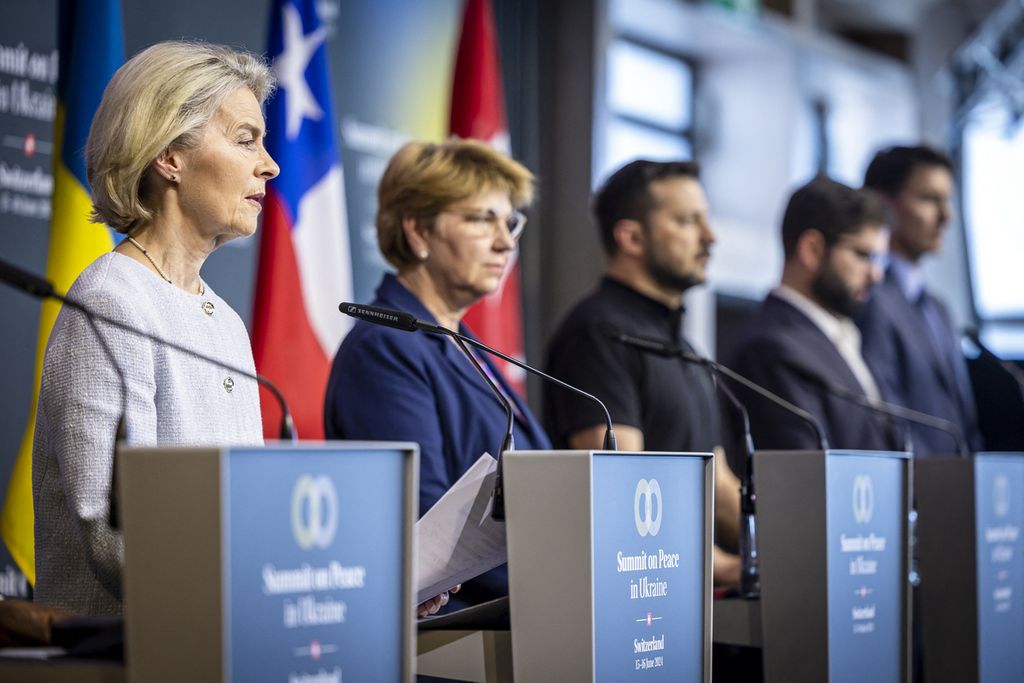 Dari kiri ke kanan, Presiden Komisi Eropa Ursula von der Leyen, Presiden Federal Swiss Viola Amherd, Presiden Ukraina Volodymyr Zelenskyy, Presiden Cile Gabriel Boric, dan Perdana Menteri Kanada Justin Trudeau menyampaikan pidato pada konferensi pers penutupan KTT tentang perdamaian di Ukraina, di resor mewah Burgenstock, dekat Lucerne, Swiss, 16 Juni 2024.