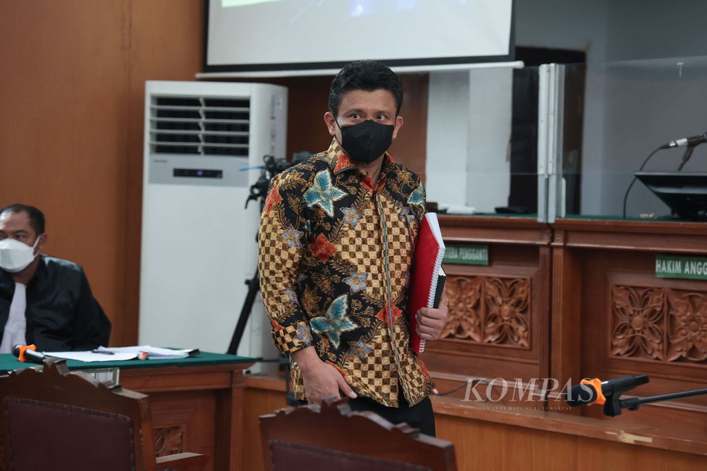 Terdakwa kasus dugaan pembunuhan berencana terhadap Brigadir J atau Nofriansyah Yosua Hutabarat dan penghalangan penyidikan kasus pembunuhan itu, Ferdy Sambo, bersiap menjalani sidang di Pengadilan Negeri Jakarta Selatan, Jakarta, Senin (17/10/2022). 