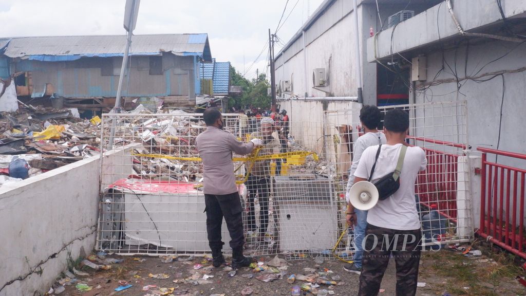 Petugas menutup akses warga melalui Gang Swarga seusai pembersihan lokasi ambruknya bangunan toko Alfamart di Kecamatan Gambut, Kabupaten Banjar, Kalimantan Selatan, Selasa (19/4/2022), setelah semua korban ditemukan.